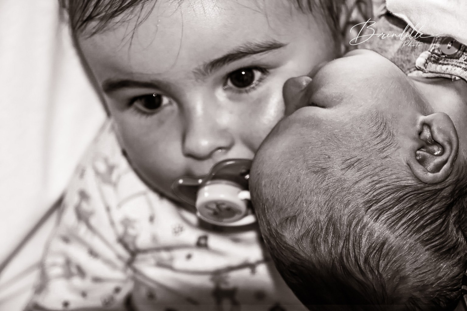 Moment tendre en noir et blanc