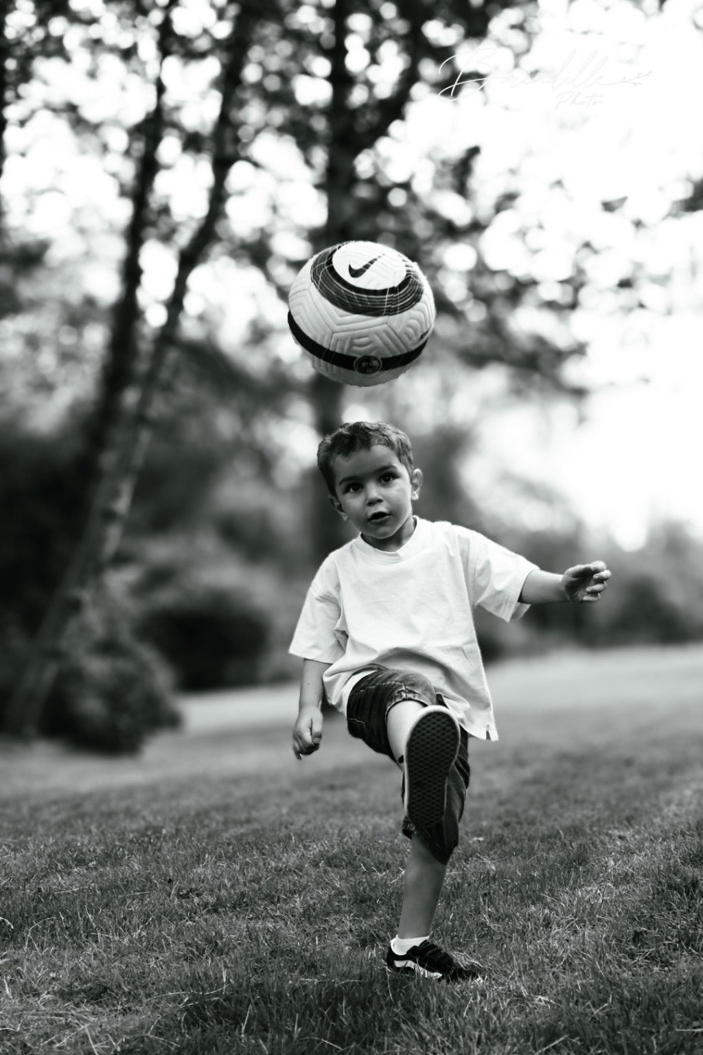 Enfant en mouvement avec ballon