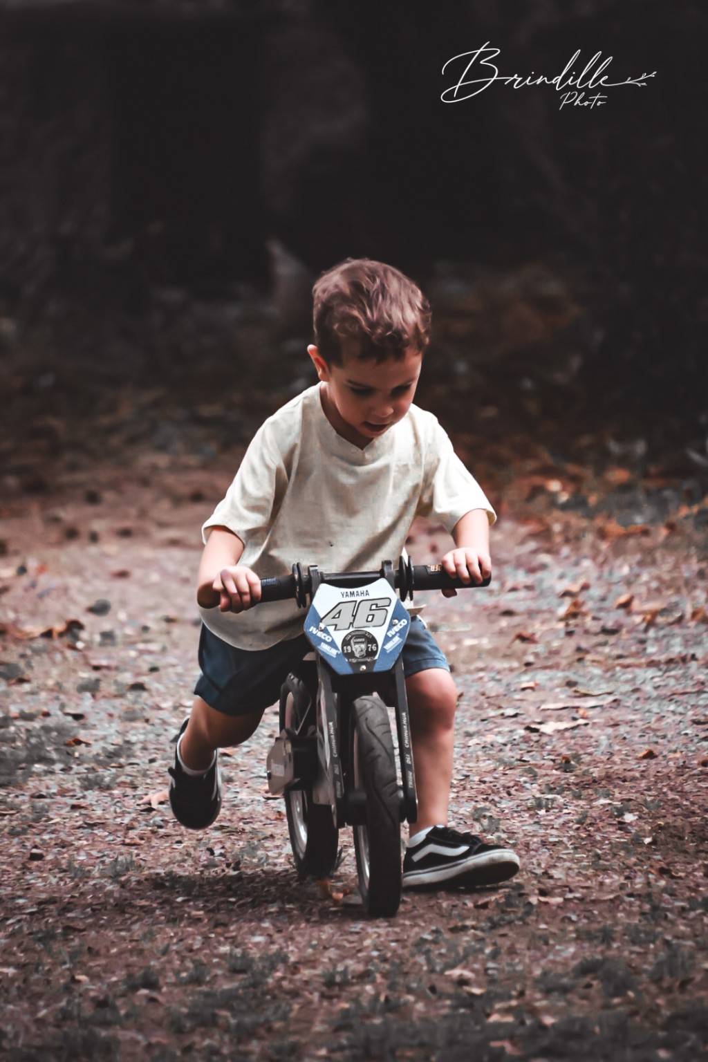 Enfant à moto dans une ambiance chaude et naturelle