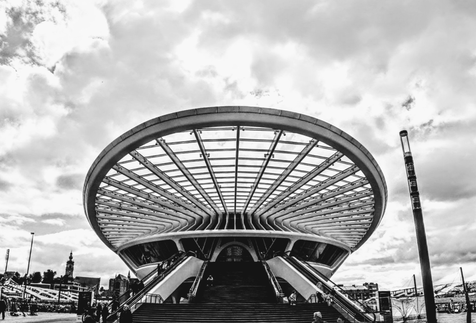 Architecture monumentale en noir et blanc
