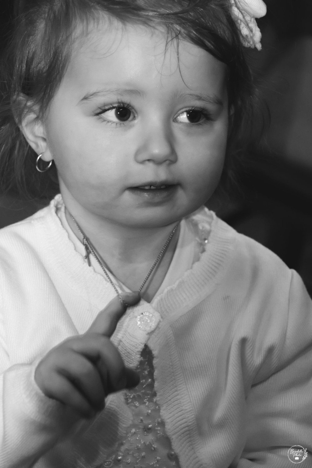 Cérémonie de baptême avec le prêtre et la famille