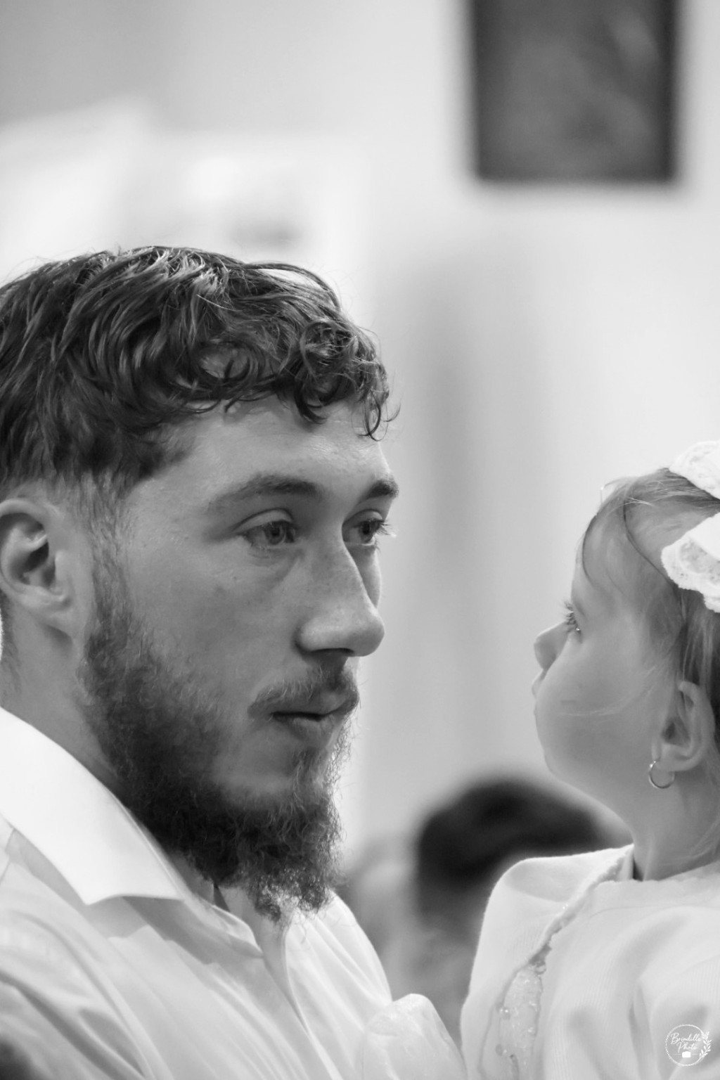 Parent portant un enfant pendant la cérémonie