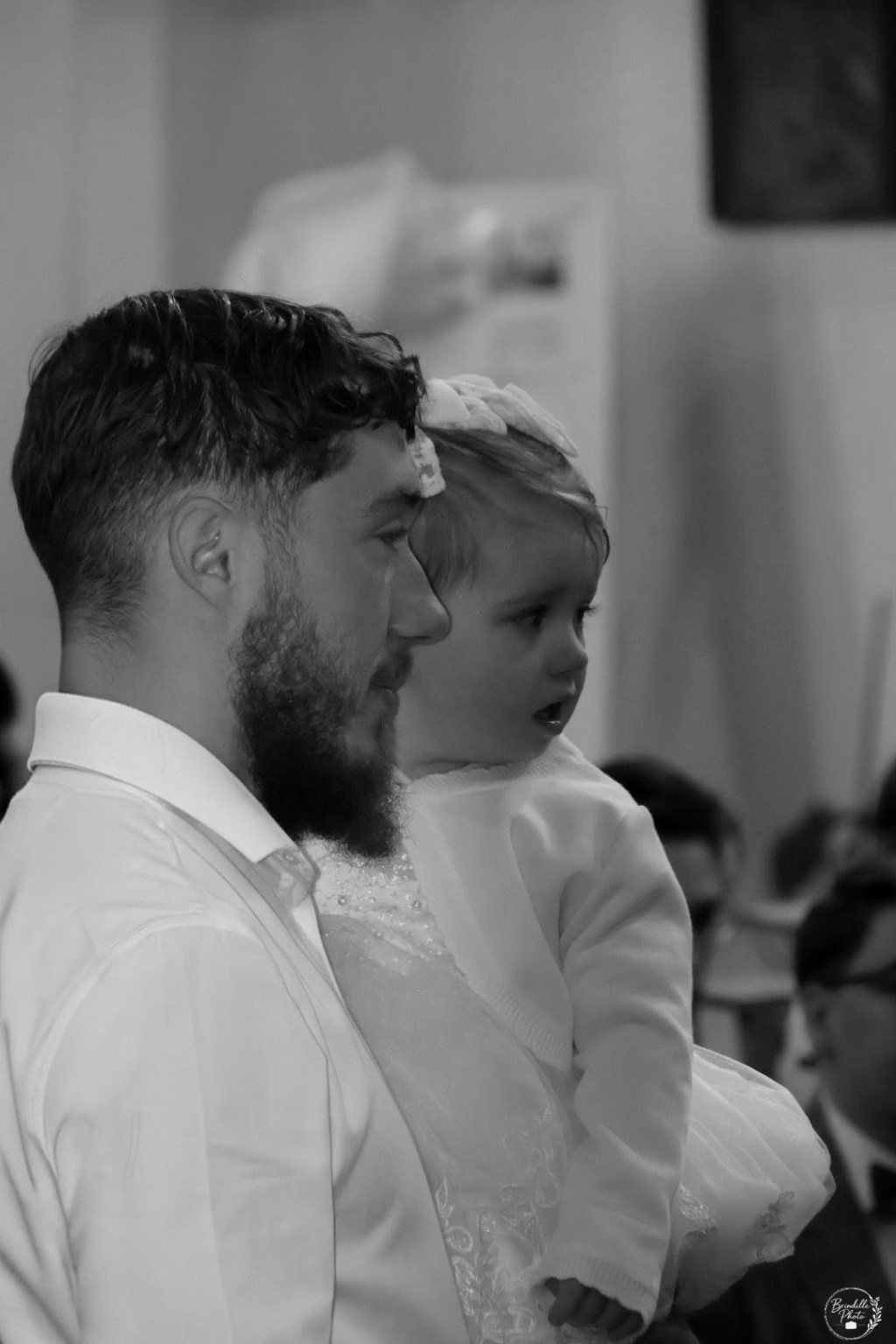 Famille réunie pendant le baptême en noir et blanc