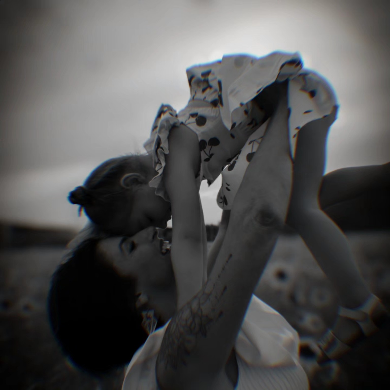 Moment de jeu en extérieur entre une femme et une enfant