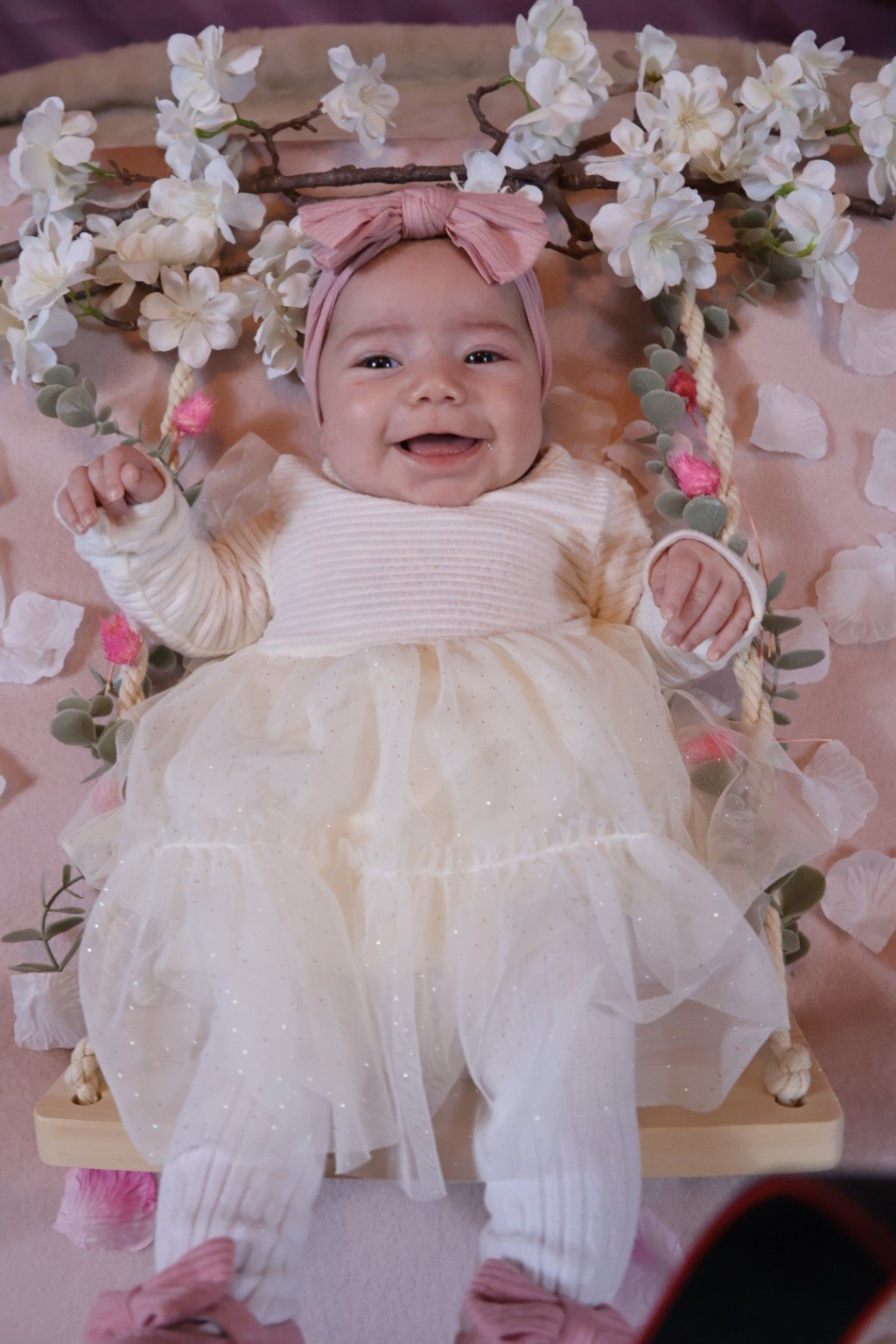 Bébé souriant dans un décor floral