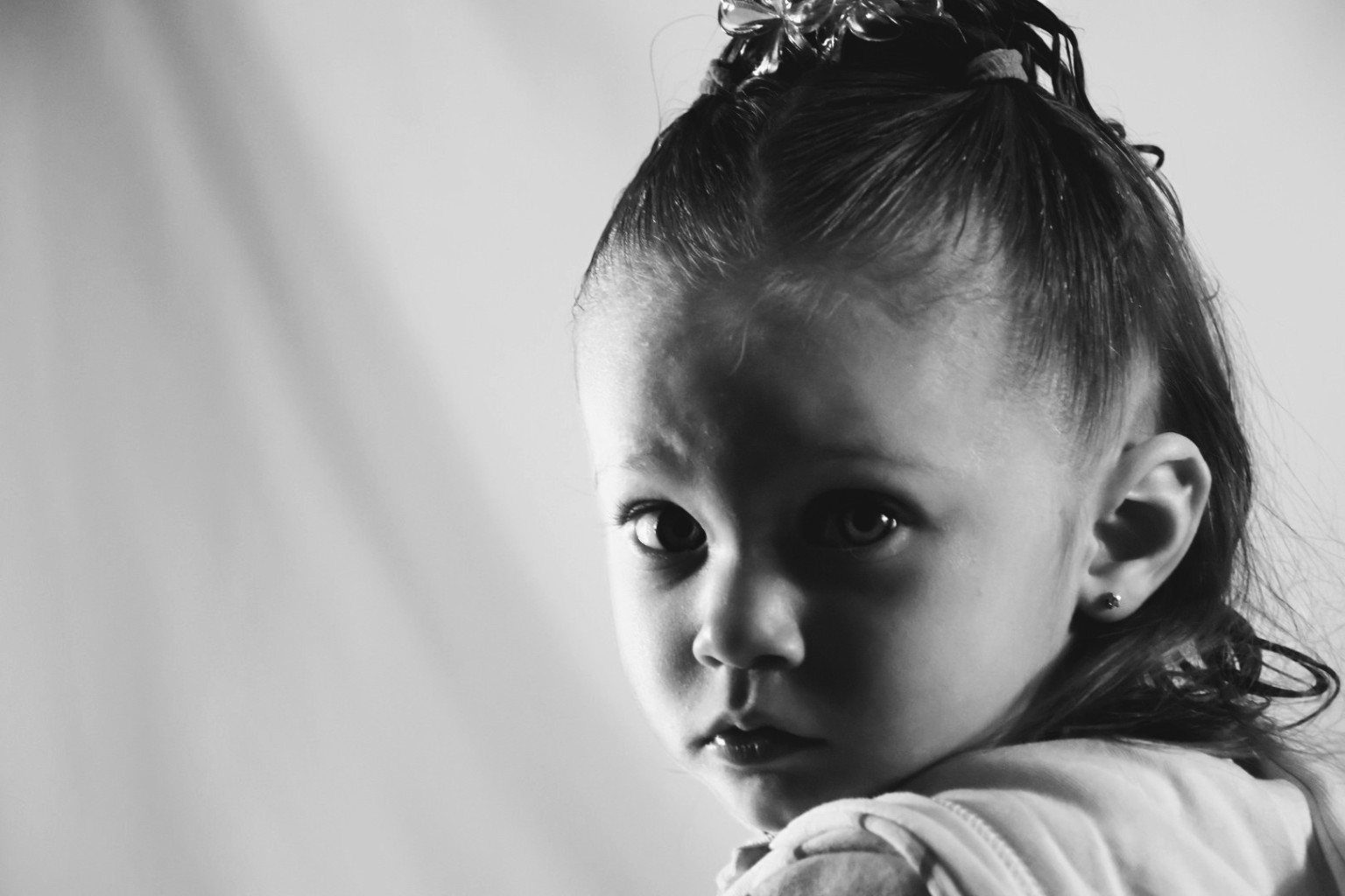 Portrait documentaire noir et blanc d’une enfant