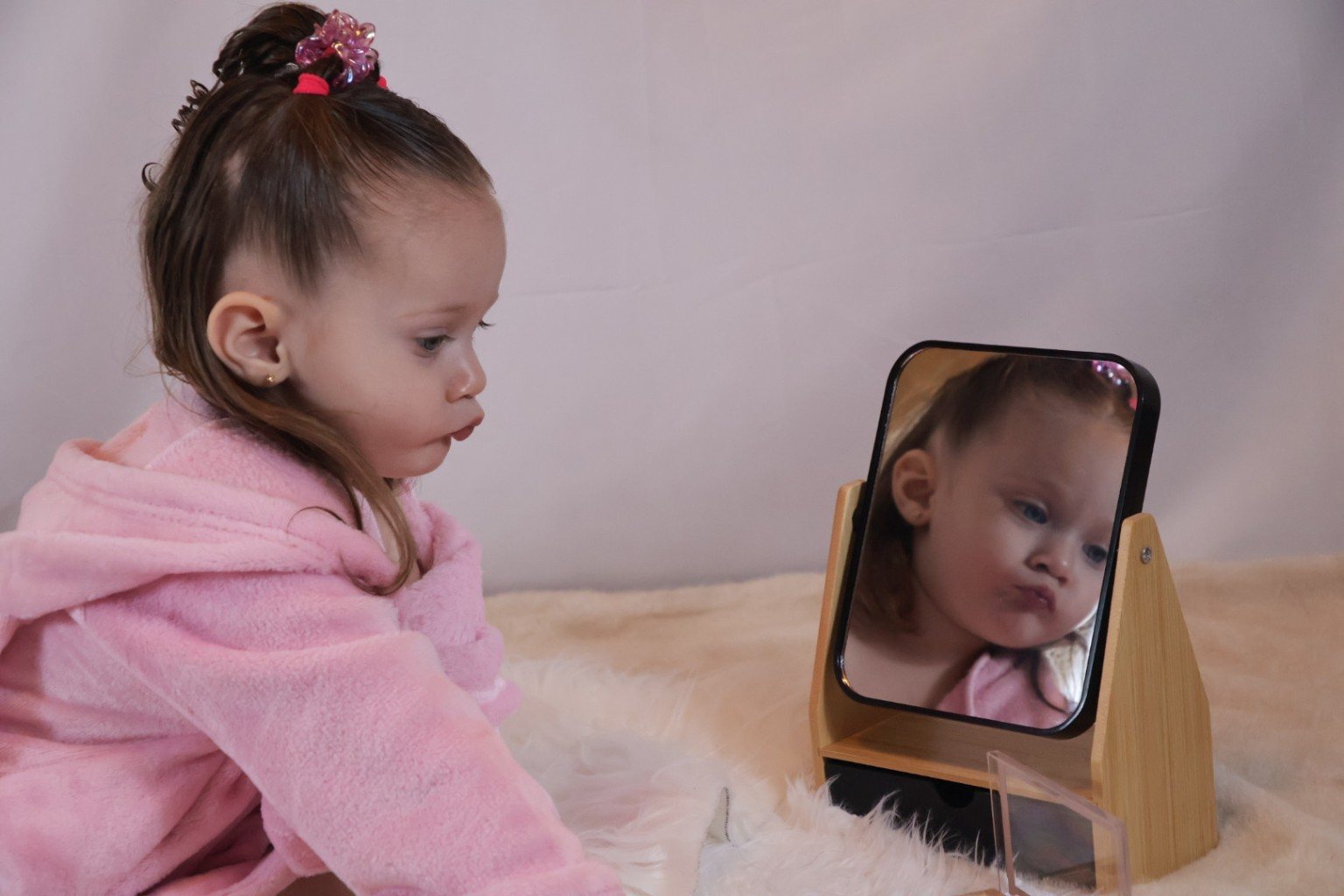 Enfant observant son reflet dans un miroir