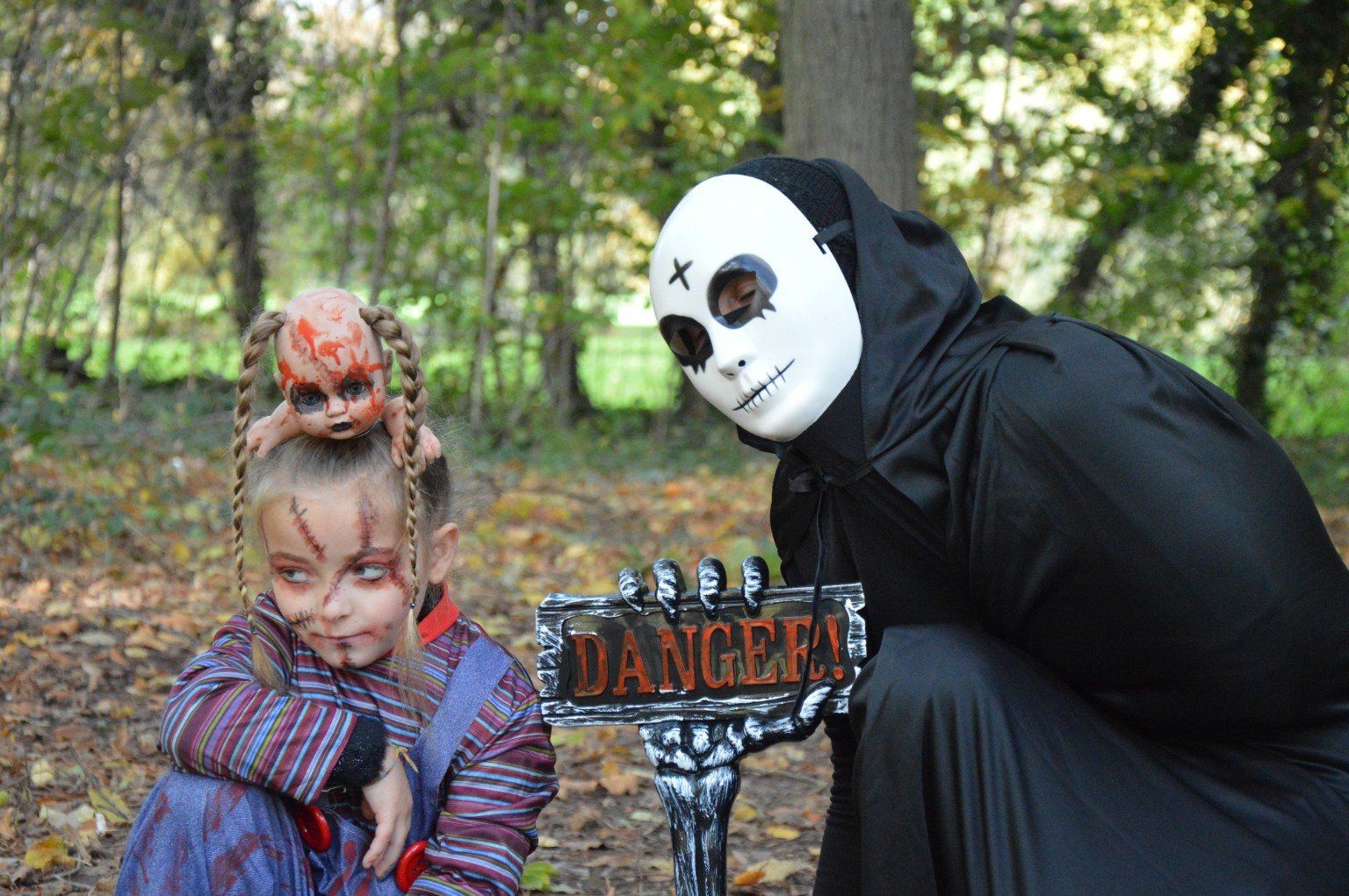 Scène Halloween avec panneau Danger