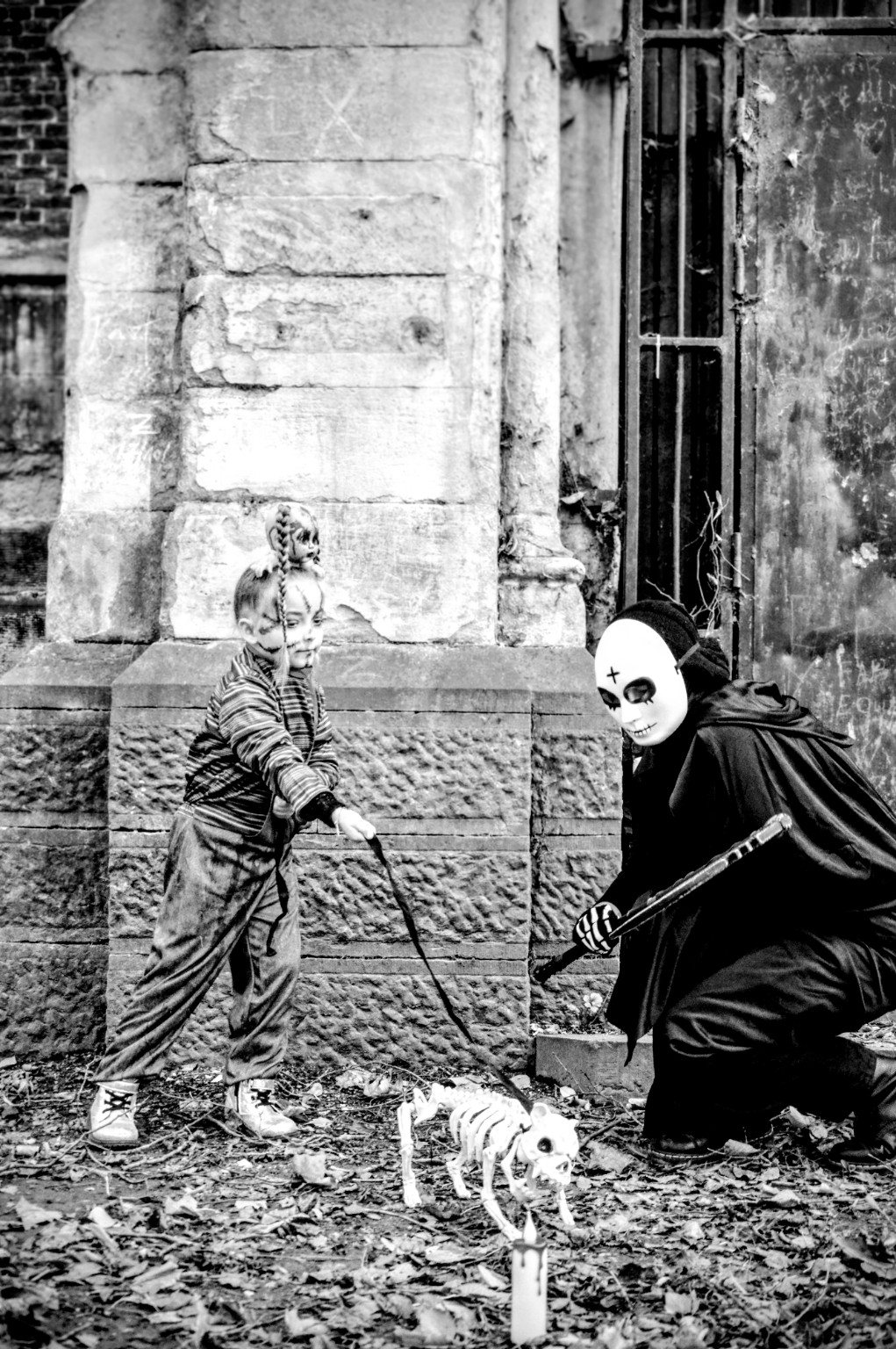 Scène Halloween devant un bâtiment ancien