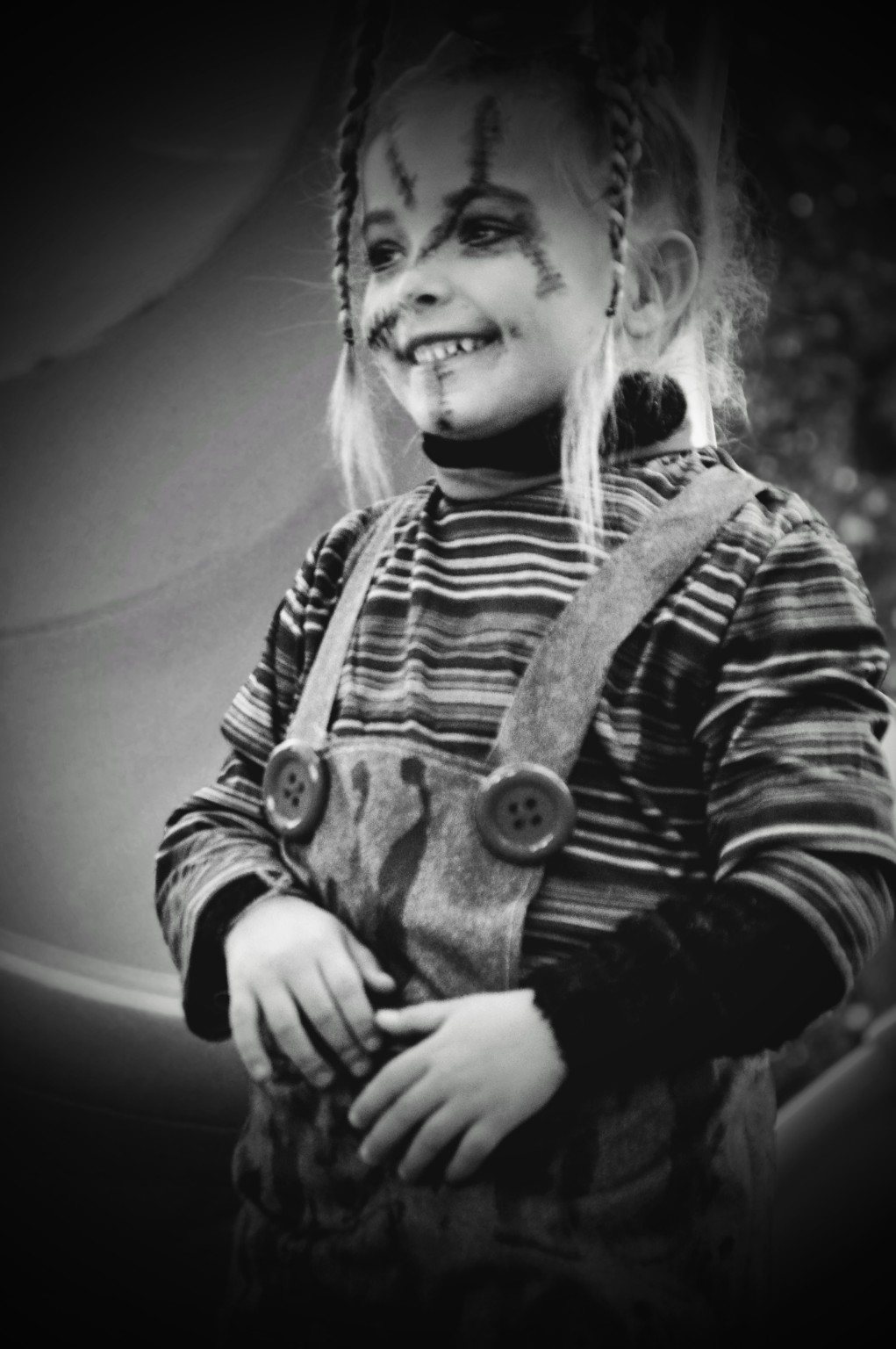 Portrait Halloween souriant en noir et blanc