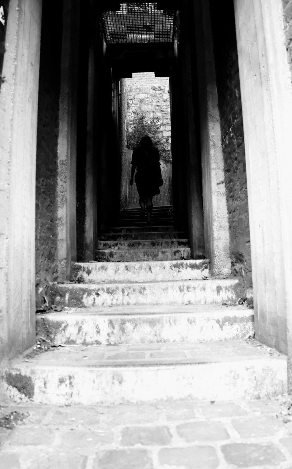 Passage architectural sombre et graphique