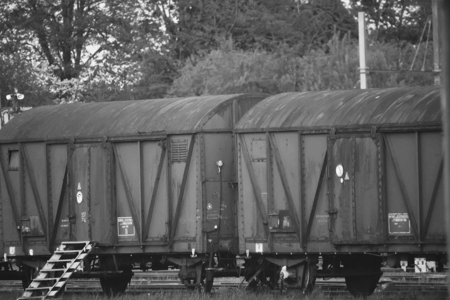 Wagons photographiés en noir et blanc