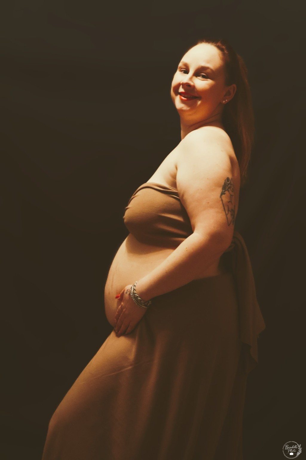 Portrait de grossesse sur fond sombre