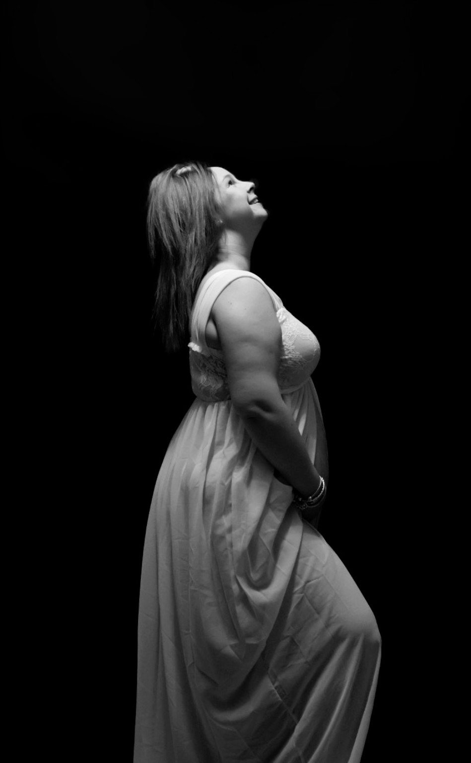 Silhouette de grossesse en lumière sculptée