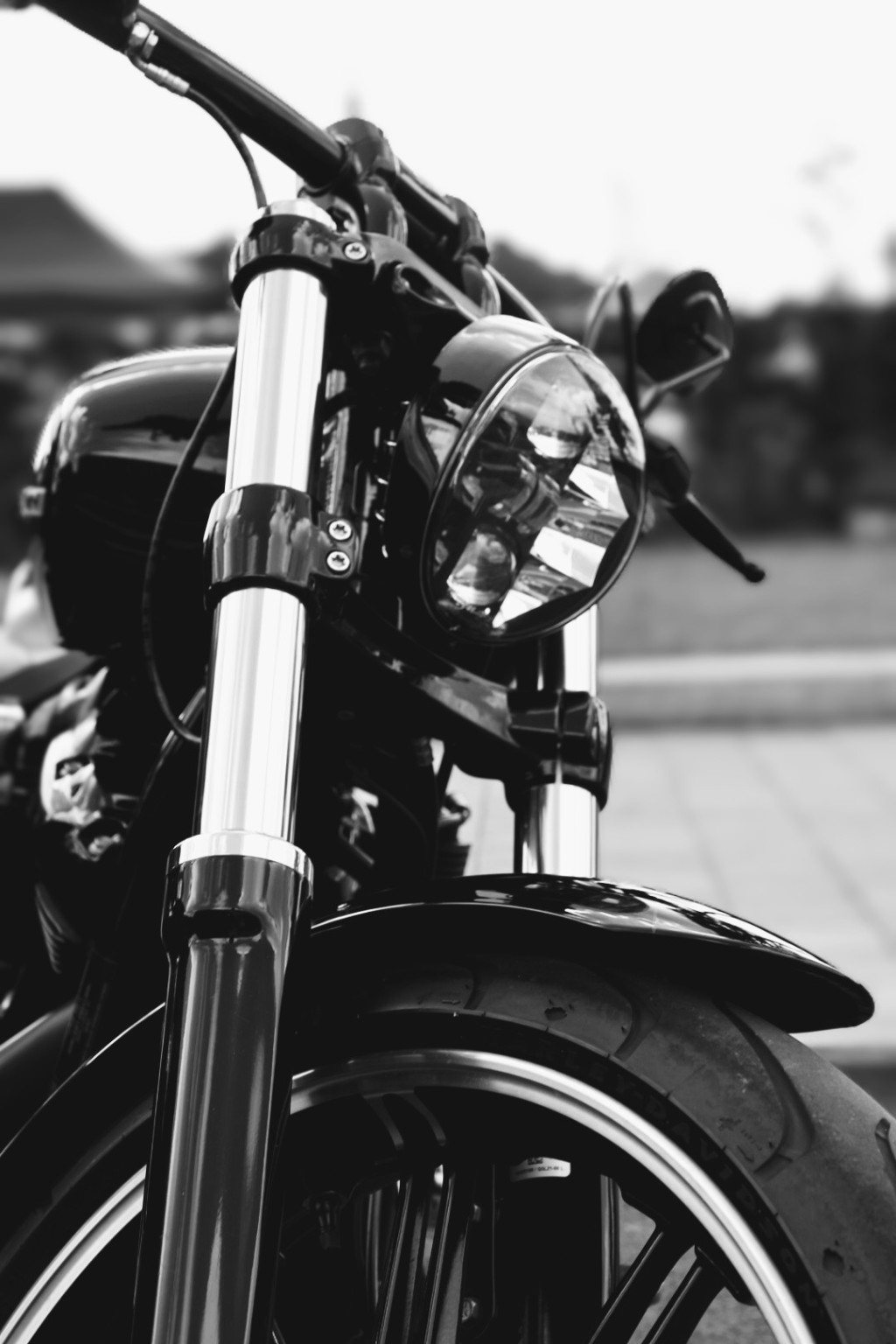 Détail frontal d’une moto en noir et blanc