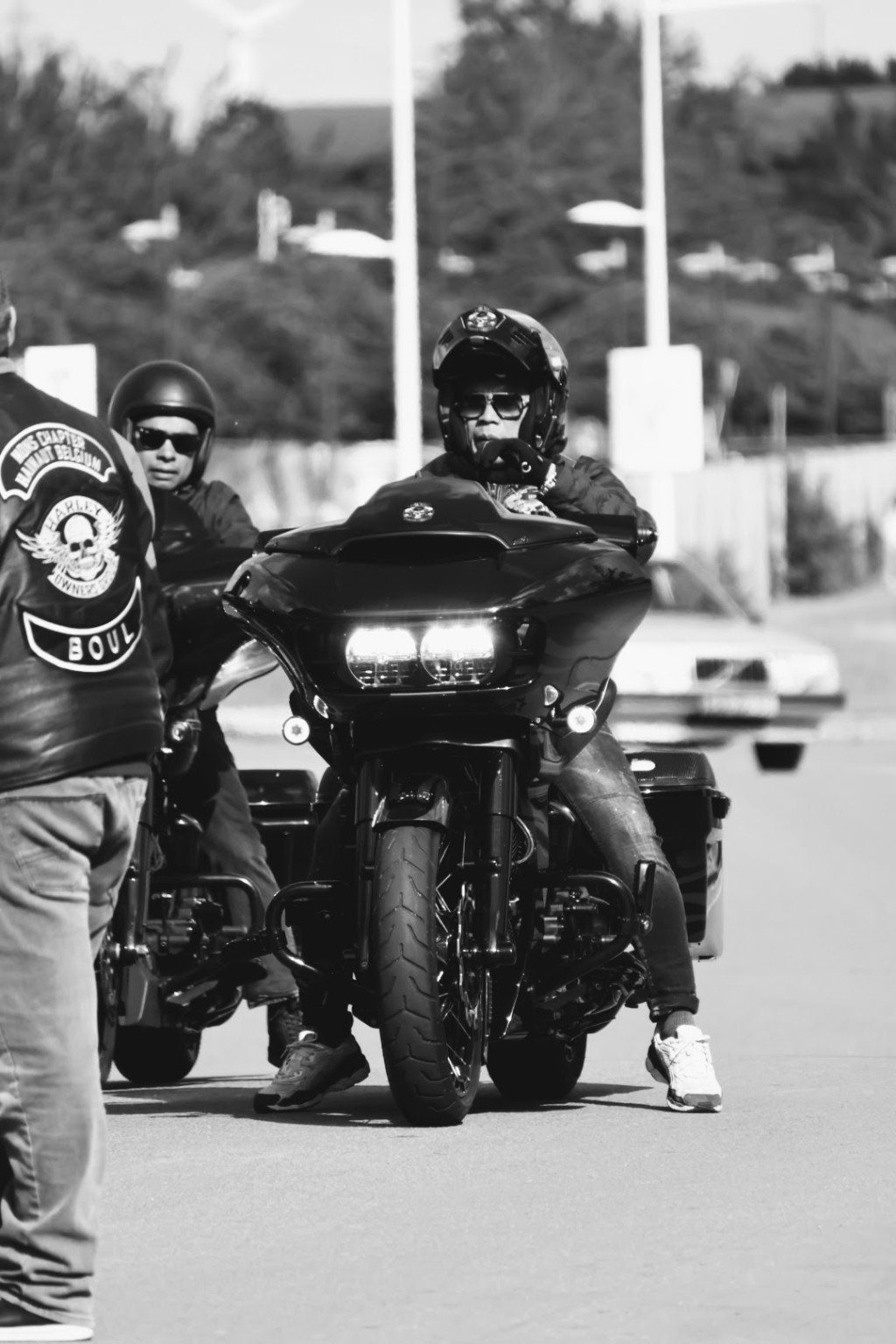 Motard sur sa machine pendant le rassemblement