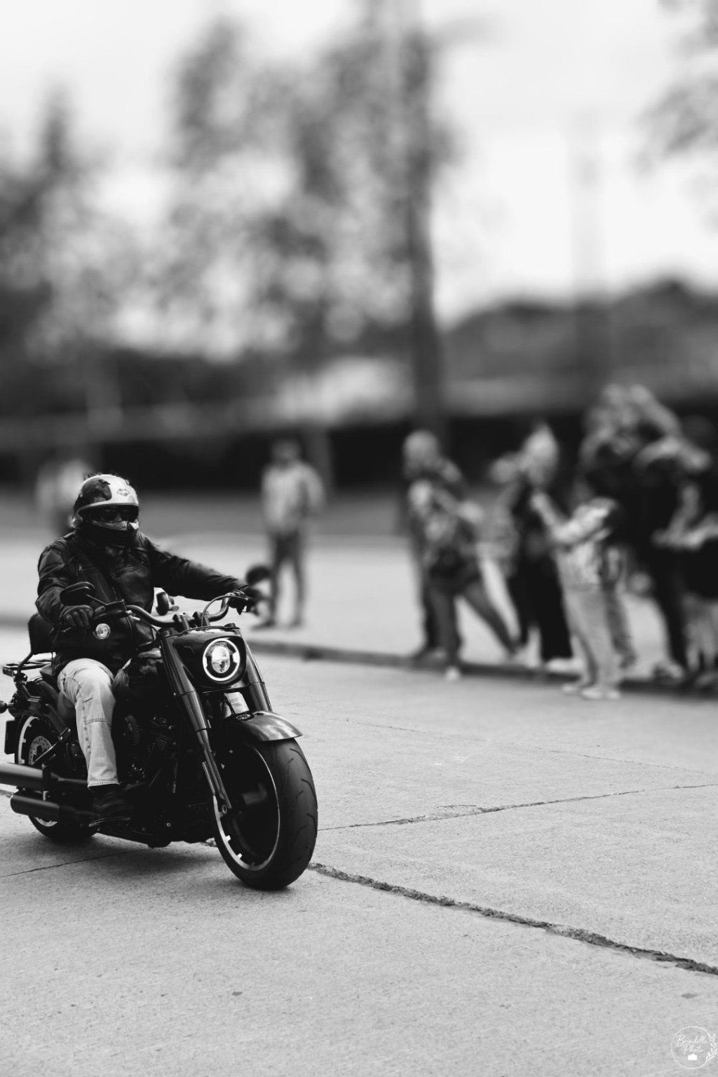 Motard avançant sur la route pendant un rassemblement