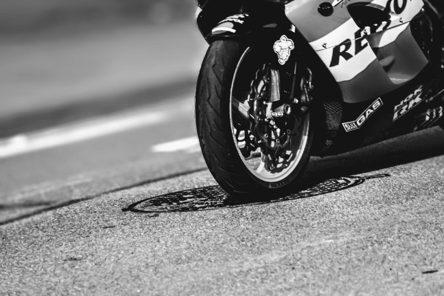 Roue avant d’une moto sportive