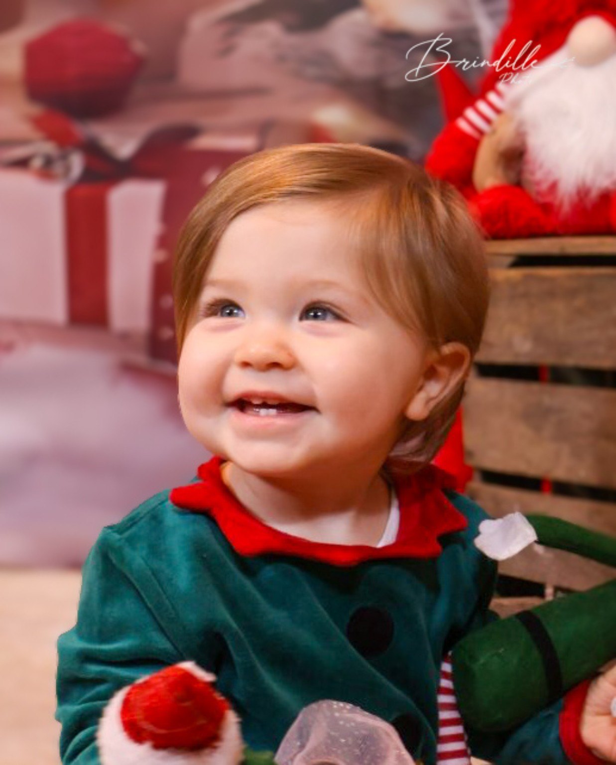 Bébé souriant dans un décor de Noël