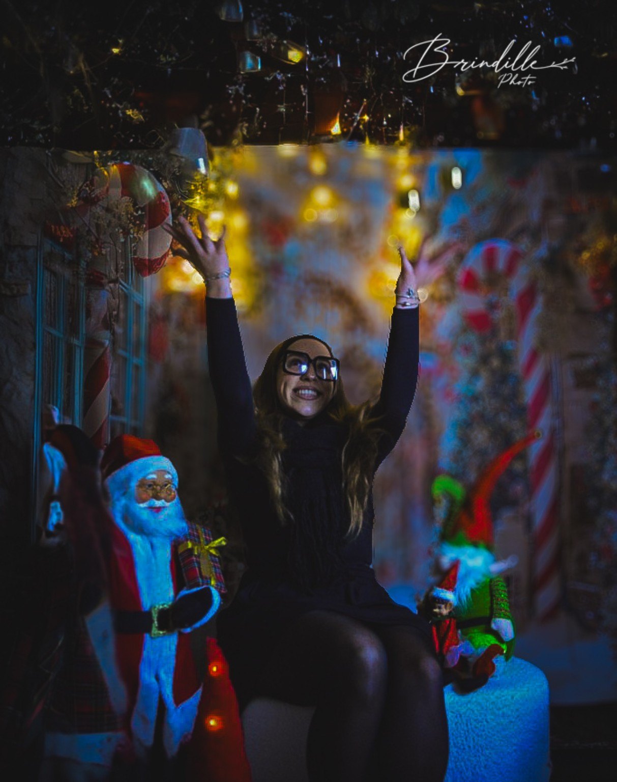 Portrait nocturne dans un décor de Noël illuminé