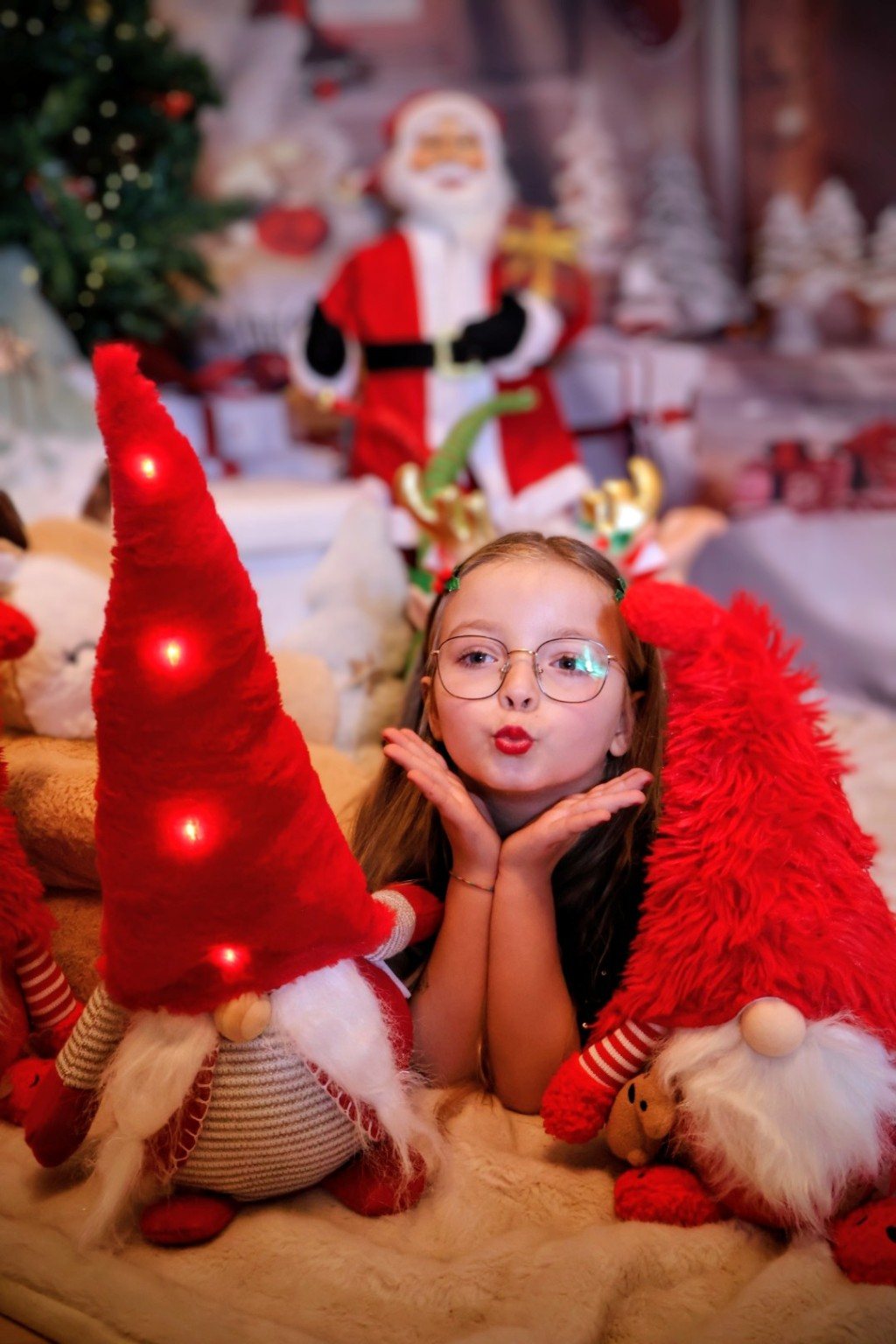 Enfant entourée de lutins décoratifs