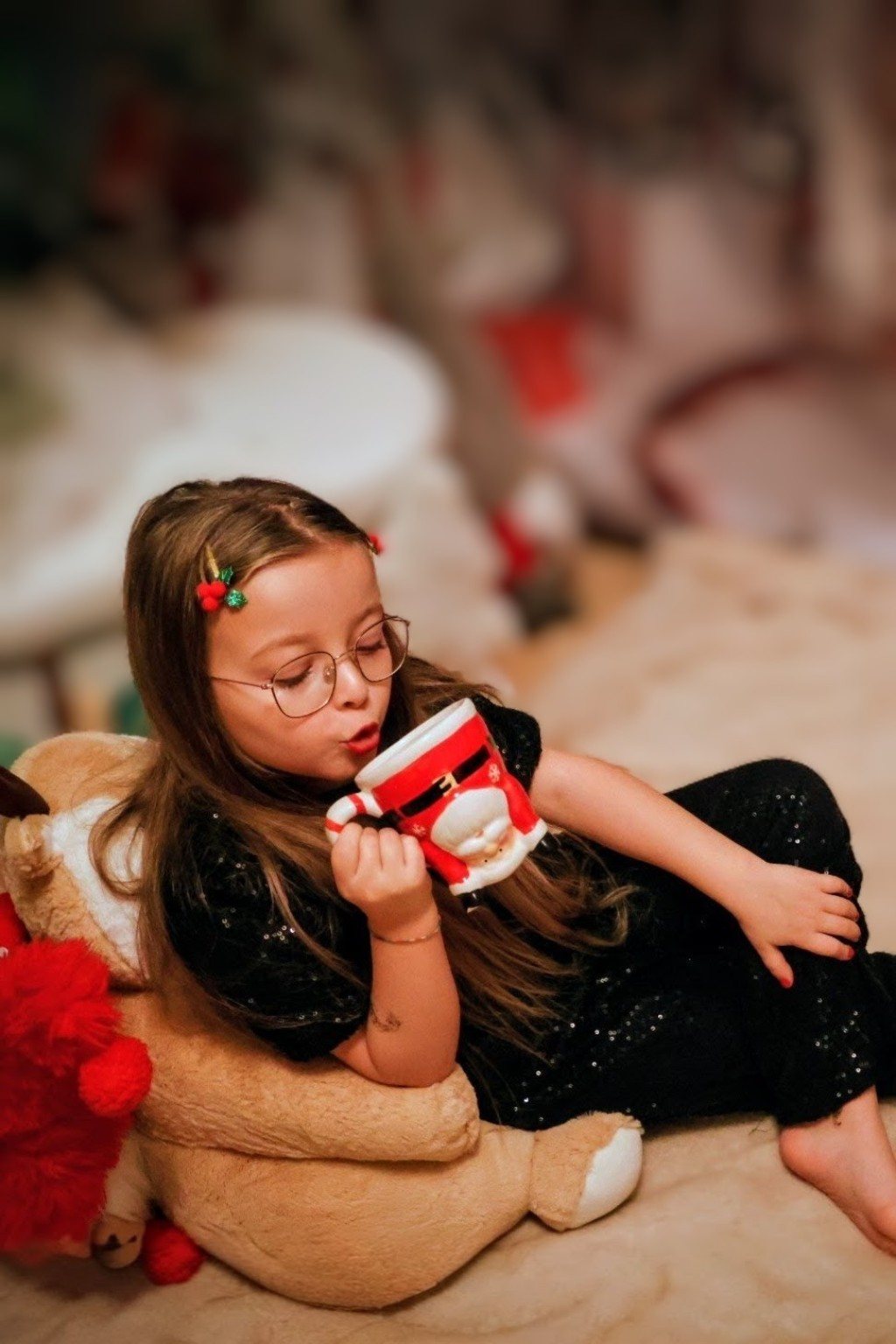 Enfant avec une tasse de Noël