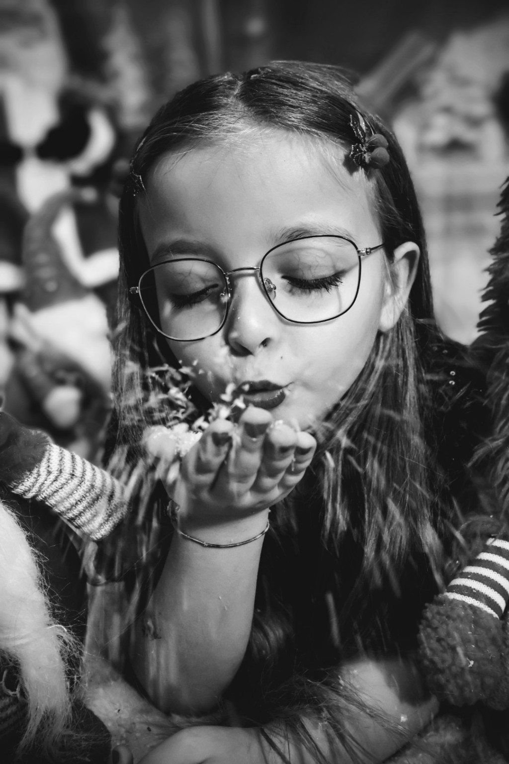 Enfant soufflant de la neige artificielle