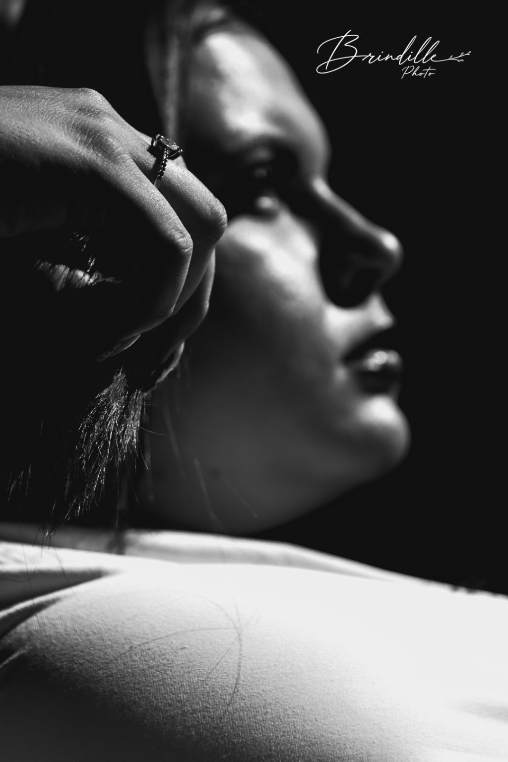 Portrait noir et blanc en profil