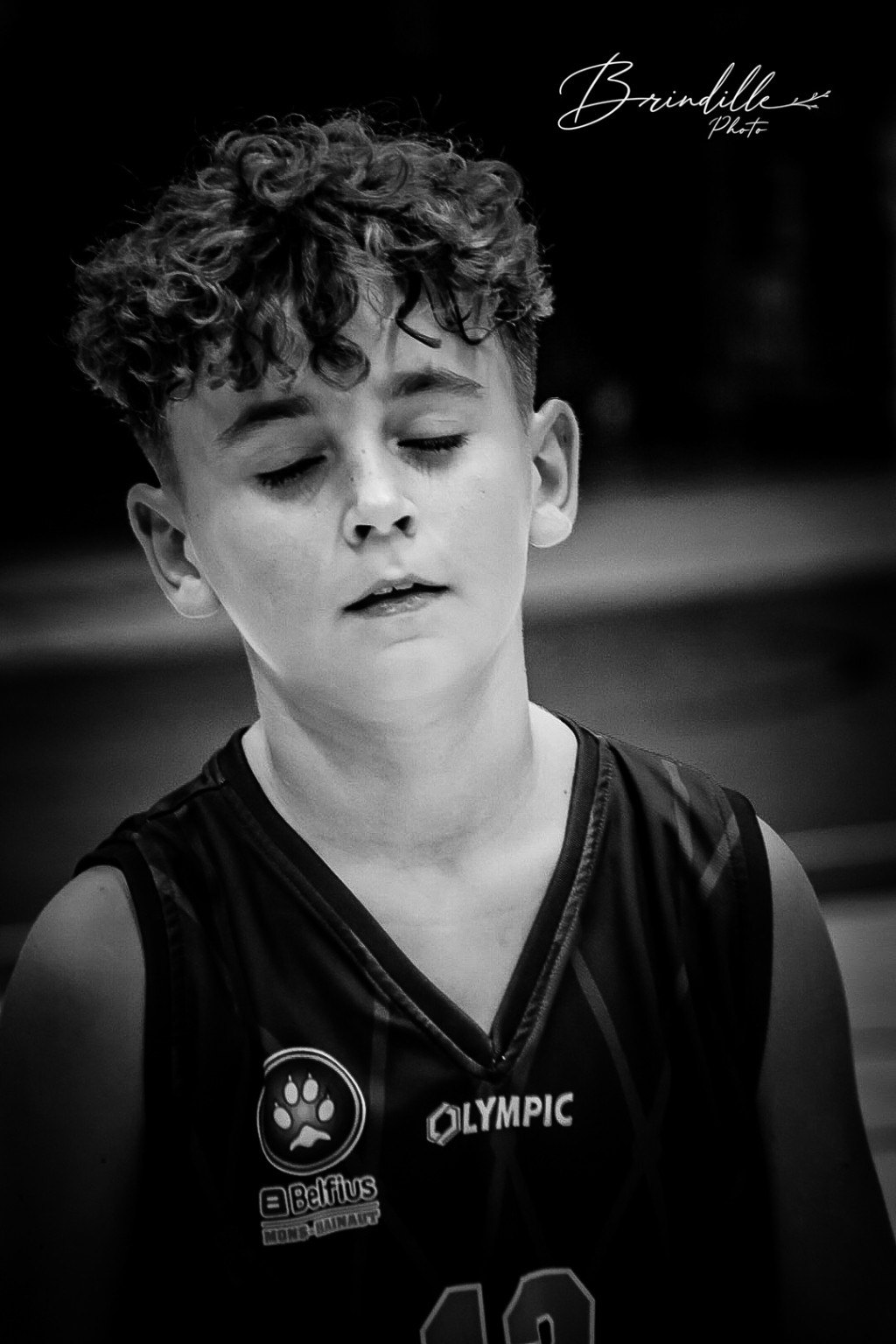 Portrait noir et blanc d’un jeune basketteur