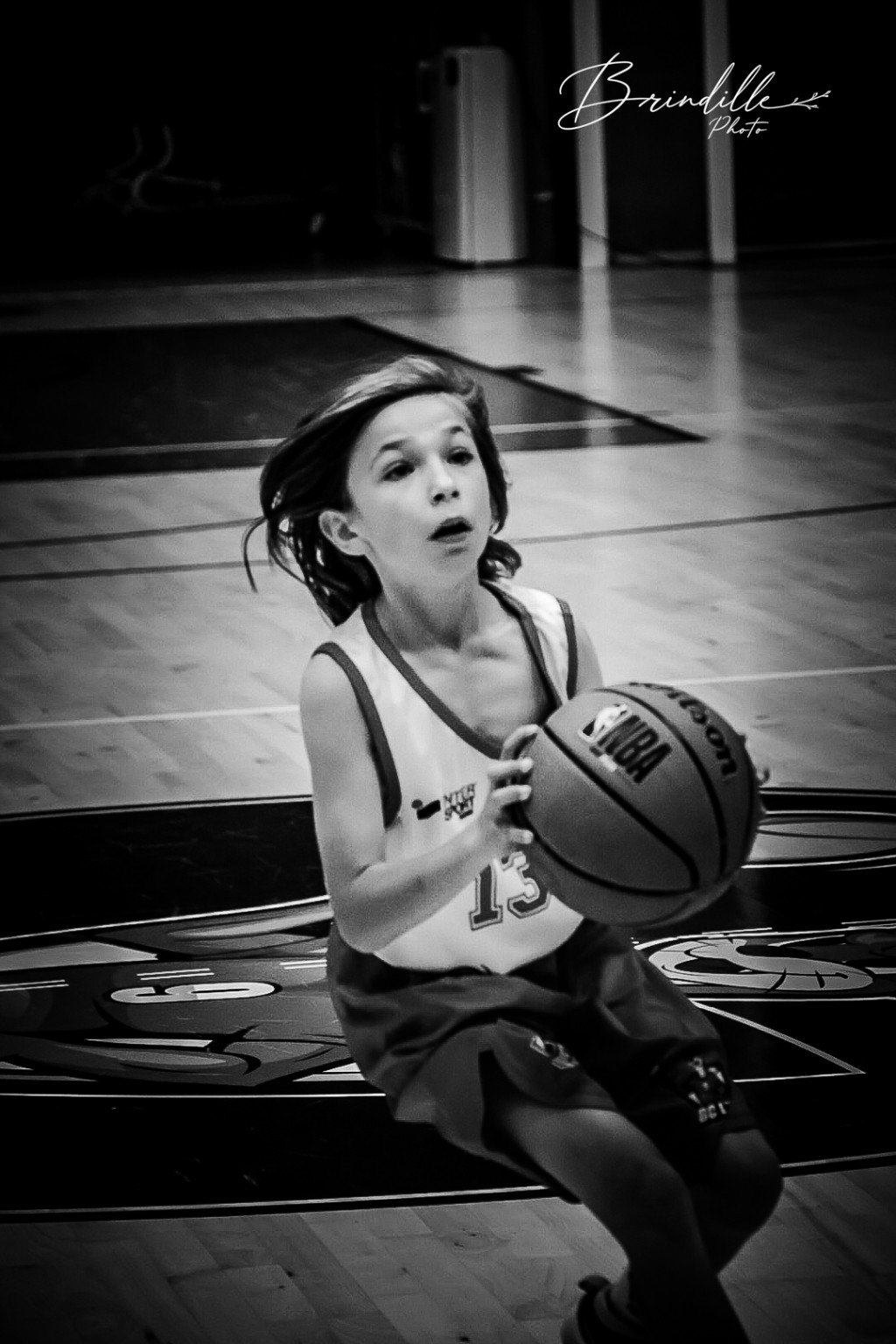 Action de basket en noir et blanc