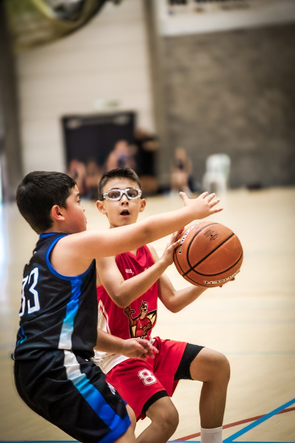 Jeune basketteur attaquant le cercle