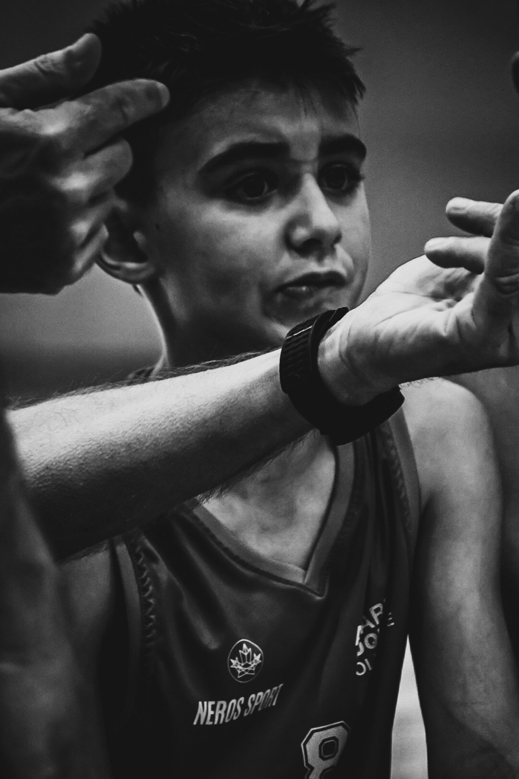 Jeune basketteur concentré avec le ballon