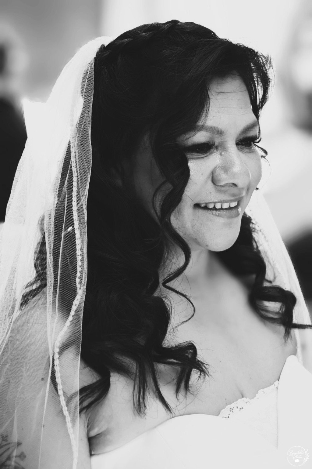 Portrait noir et blanc de la mariée